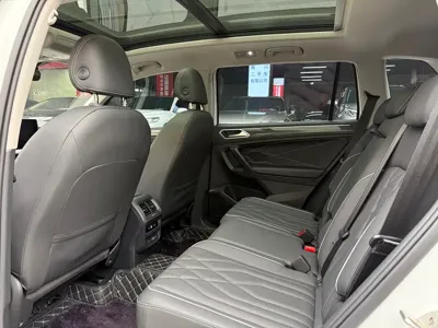 Volkswagen Tiguan L 2023, 59000 км, за 18216.24 USD - фото 8