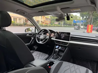 Volkswagen Tiguan L 2023, 59000 км, за 18216.24 USD - фото 12