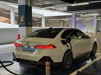 BMW i5 2026, 5000 км, за 52842.33 USD
