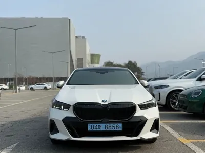 BMW i5 2026, 5000 км, за 52842.33 USD