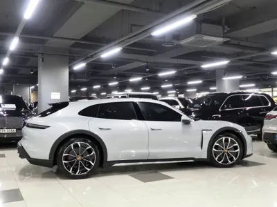 Porsche Taycan 2023, 4200 км, за 98447.3 USD