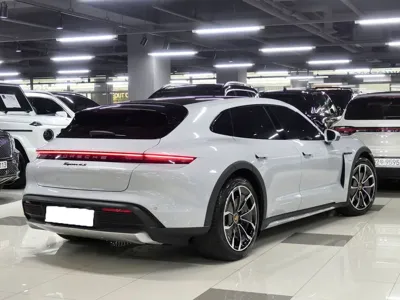 Porsche Taycan 2023, 4200 км, за 98447.3 USD