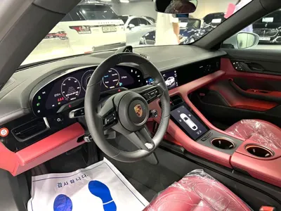 Porsche Taycan 2023, 4200 км, за 98447.3 USD