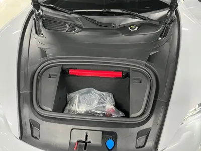 Porsche Taycan 2023, 4200 км, за 98447.3 USD