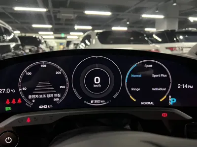 Porsche Taycan 2023, 4200 км, за 98447.3 USD - фото 6