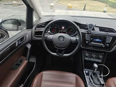 Volkswagen Touran 2016, 120200 км, за 10491.45 USD