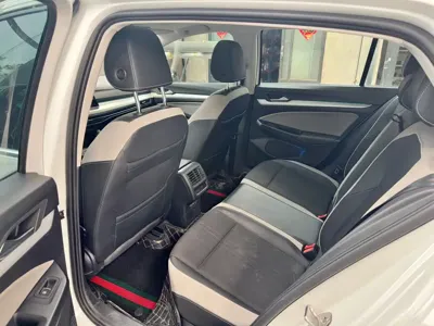 Volkswagen Golf 2021, 30000 км, за 13084.02 USD