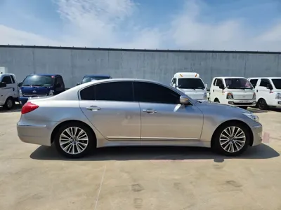 Hyundai Genesis 2013, 117383 км, за 5407.17 USD