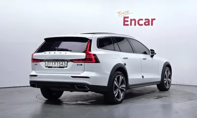 Volvo V60 2021, 124757 км, за 15953.63 USD