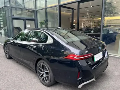 BMW i5 2025, 15000 км, за 42641.9 USD