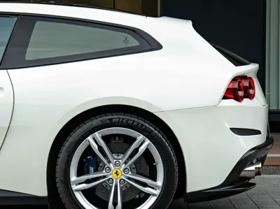 Ferrari GTC4Lusso 2018, 22000 км, за 541484.5 USD
