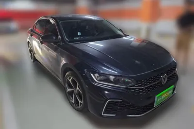 Volkswagen Passat 2023, 30000 км, за 17700 USD