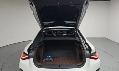 BMW i4 2023, 24766 км, за 34724.96 USD - фото 20