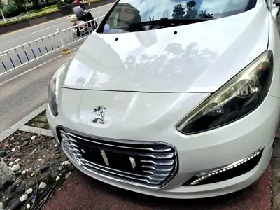 Peugeot 308 2015, 71800 км, за 2758.46 USD
