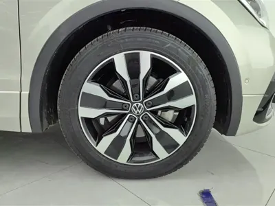Volkswagen Tiguan L 2021, 83800 км, за 16009.11 USD - фото 6