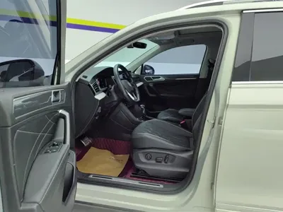 Volkswagen Tiguan L 2021, 83800 км, за 16009.11 USD - фото 9