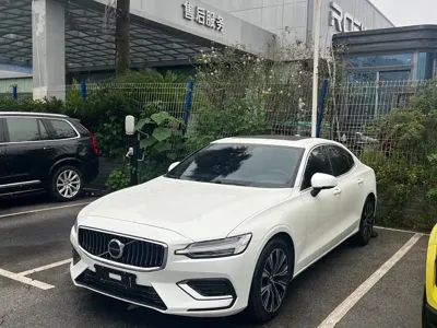 Volvo S60 2025, 5600 км, за 22041.95 USD