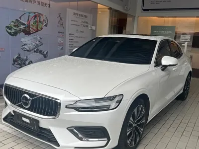 Volvo S60 2025, 5600 км, за 22041.95 USD