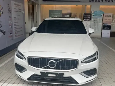 Volvo S60 2025, 5600 км, за 22041.95 USD