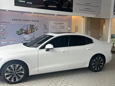 Volvo S60 2025, 5600 км, за 22041.95 USD