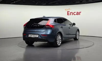 Volvo V40 2014, 77612 км, за 3298.52 USD