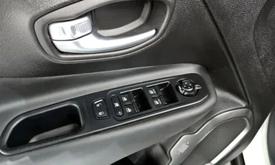 Jeep Renegade 2019, 50974 км, за 8336.62 USD - фото 14