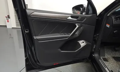 Volkswagen Tiguan 2023, 32018 км, за 19627.15 USD - фото 24