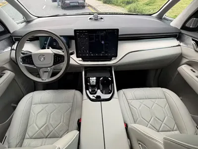 Volvo EM90 2024, 30000 км, за 55777.36 USD - фото 8