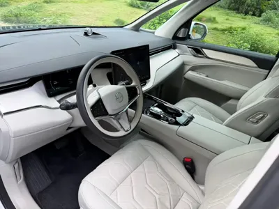 Volvo EM90 2024, 30000 км, за 55777.36 USD - фото 11