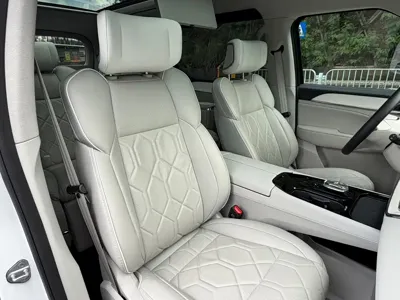 Volvo EM90 2024, 30000 км, за 55777.36 USD - фото 14
