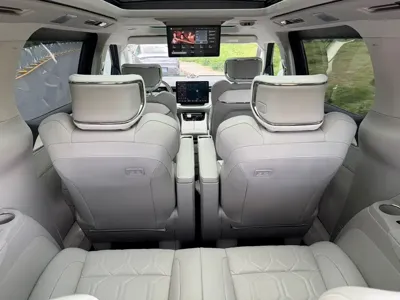 Volvo EM90 2024, 30000 км, за 55777.36 USD - фото 18