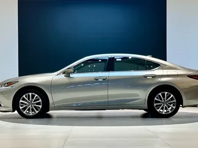 Lexus ES 2024, 25000 км, за 27597.33 USD
