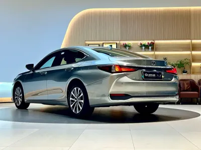 Lexus ES 2024, 25000 км, за 27597.33 USD