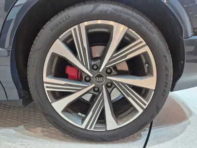 Audi SQ6 e-tron 2025, 14200 км, за 58170.32 USD