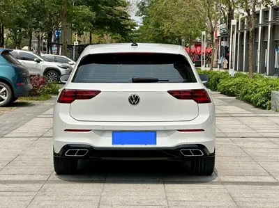 Volkswagen Golf 2023, 50000 км, за 16009.11 USD