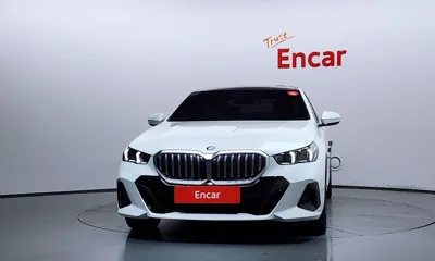 BMW 5-Series 2025, 5423 км, за 55840.84 USD