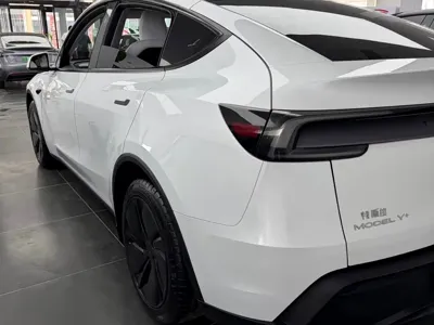 Tesla Model Y 2025, 29000 км, за 32077.07 USD