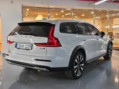 Volvo V60 2025, 3047 км, за 32526.7 USD