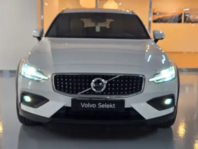 Volvo V60 2025, 3047 км, за 32526.7 USD