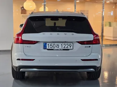 Volvo V60 2025, 3047 км, за 32526.7 USD