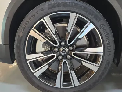 Volvo V60 2025, 3047 км, за 32526.7 USD