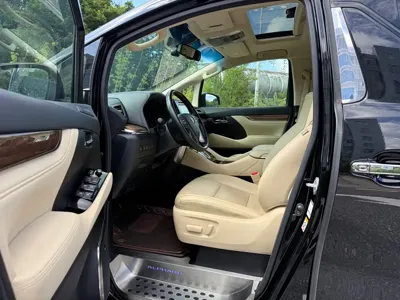Toyota Alphard 2017, 140000 км, за 48328.35 USD