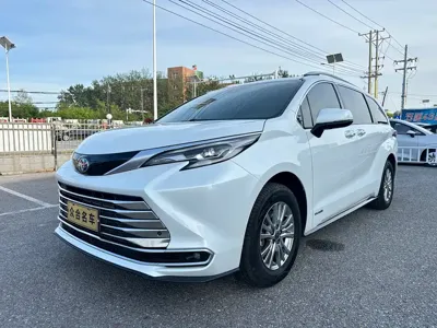 Toyota Sienna · 2023 год
