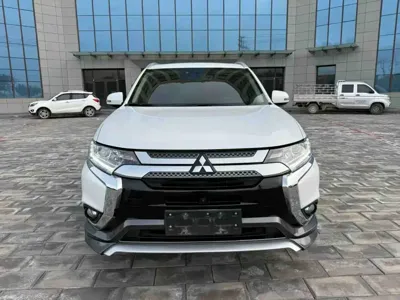 Mitsubishi Outlander · 2022 год