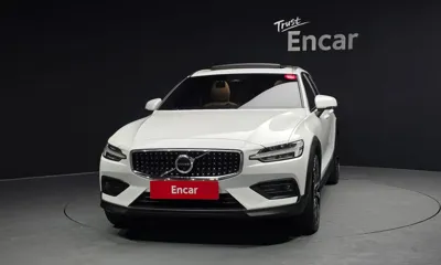 Volvo V60 2023, 24621 км, за 31398.75 USD