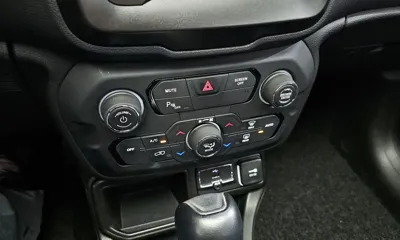 Jeep Renegade 2021, 44860 км, за 10463.57 USD - фото 18