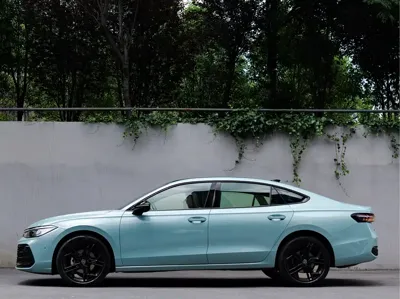 Volkswagen Passat 2025, 8000 км, за 24650.06 USD