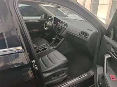 Volkswagen Tiguan L 2021, 71000 км, за 15419.93 USD - фото 8