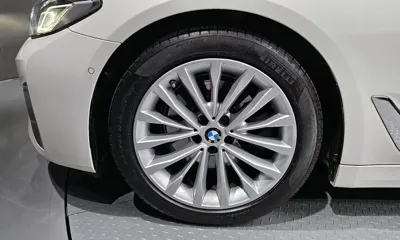 BMW 5-Series 2021, 56024 км, за 24303.72 USD