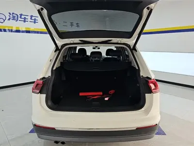 Volkswagen Tiguan L 2017, 66200 км, за 10856.18 USD